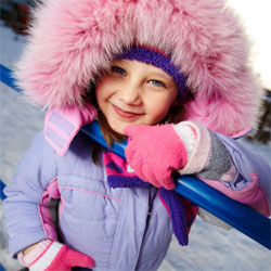 Зимняя детская одежда: как выбрать пуховик или комбинезон