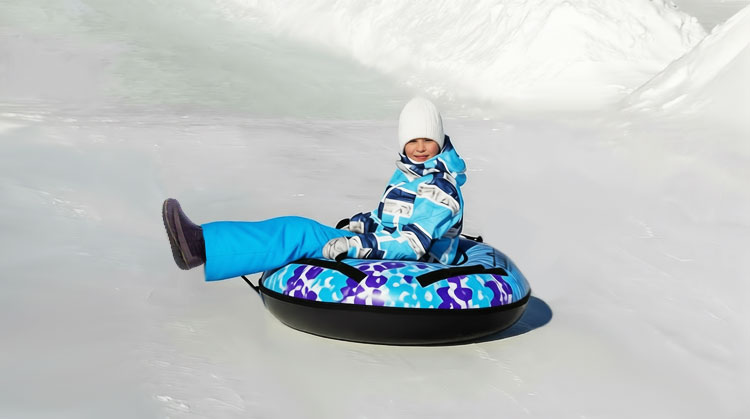 Как безопасно кататься на ватрушке: правила для взрослых и детей