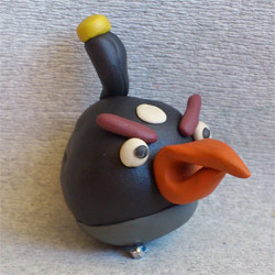 Angry Birds из пластилина: черная птичка Бомба