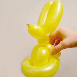 Как сделать зайца из шарика. Мастер-класс по твистингу